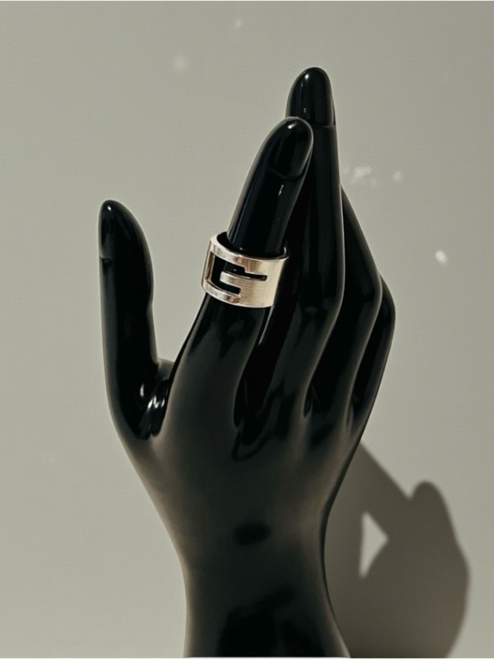 Gucci Cutout G Thick Band Silver Ring - Picture 3 of 12